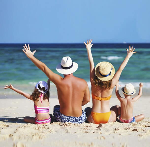 Famille heureuse sur la plage
